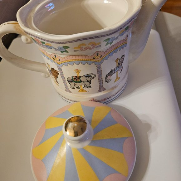 carousel porcelain teapot by j.s.n.y. Taiwan pastel colors w/lion elephant&horse - Picture 4 of 9